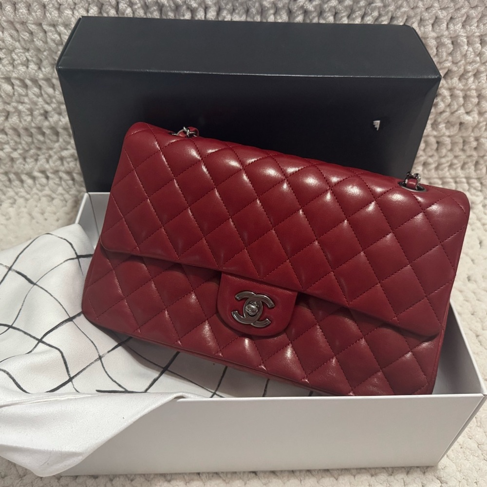 CHANEL Classic Medium double flap bag